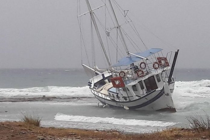 Ο «Δαίδαλος» έβγαλε μέχρι και καράβι στη στεριά από τη θάλασσα (βίντεο)